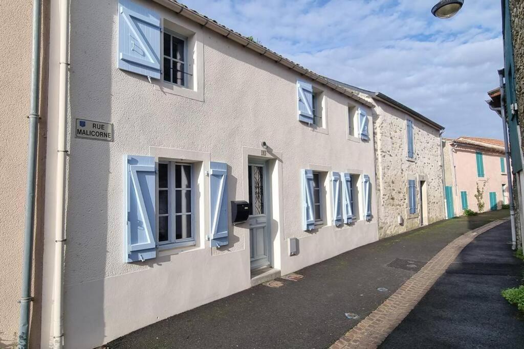 Le Pavillon Bleu Vouvant - Gite Maison Exterior photo